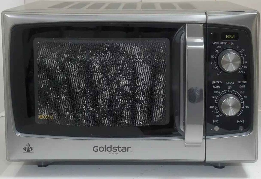 What Are the Core Features of the Goldstar Microwave Model ER654M?
